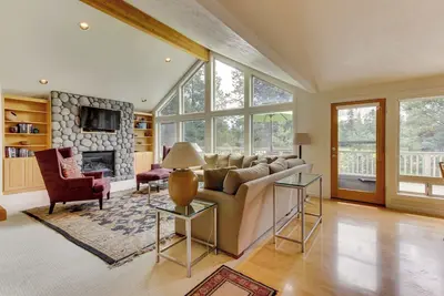 Image de Inviting Sunriver Home with Golf Course Views and a Private Hot Tub - Sharc Access