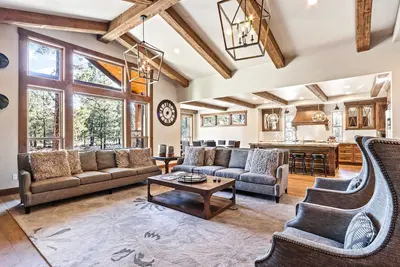 Image de Luxurious home with private hot tub, game room firepit, pool & tennis court