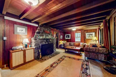 Image de Unwind in nature's embrace at a 1925 cabin with hot tub & river views