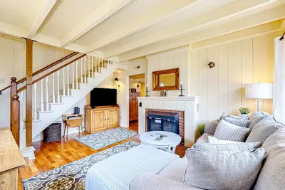 Image de Beautiful Cape Cod cottage - one block from the beach with covered balcony & W/D