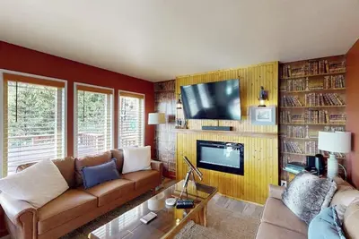 Image de Coastal retreat with ocean views, patio, WiFi, streaming