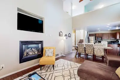 Image de Updated home with pool, private hot tub, fireplace, & Sharc passes