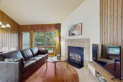 Image de 2-story condo near Mt Bachelor with hot tub, pool, grill, balcony, fireplace, Ac