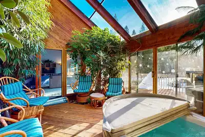 Image de Stunning home with indoor hot tub, Ping-Pong table