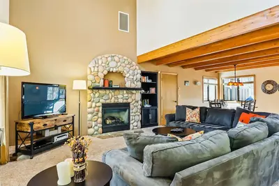 Image de Renovated Lodge with Private Hot Tub, Sharc Passes, and Shared Pool - Dogs Ok