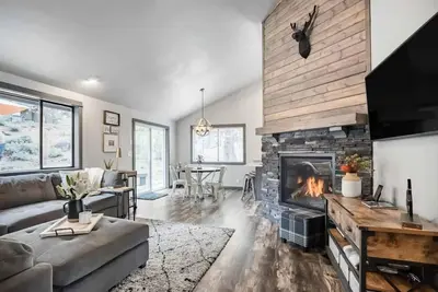 Image de Beautiful updated home, Sharc passes included, with bikes, hot tub, central Ac