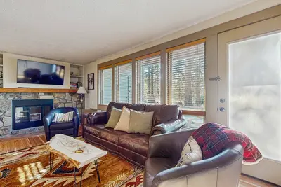 Image de Dog-friendly ground-floor condo with pools, hot tubs, sauna, & fitness room