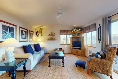 Image de Coastal retreat steps from the beach with a nautical theme