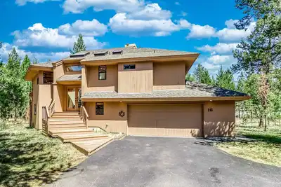Image de Comfortable Sunriver Home with Private Hot Tub and WiFi - Free Sharc Access