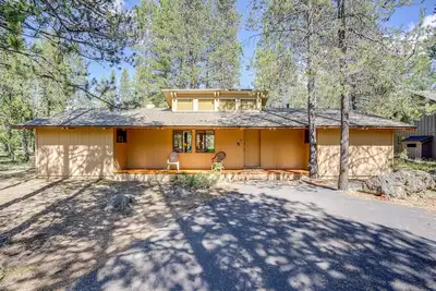 Image de Cozy cabin with private hot tub, deck, grill, central Ac & W&D - dog-friendly