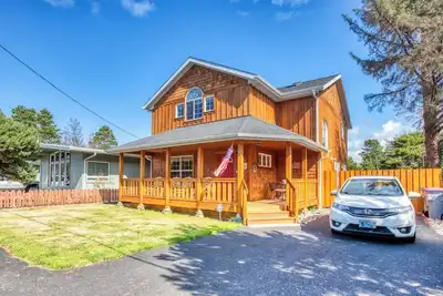 Image de Updated home with fireplace & media room - 2 blocks to the beach & promenade