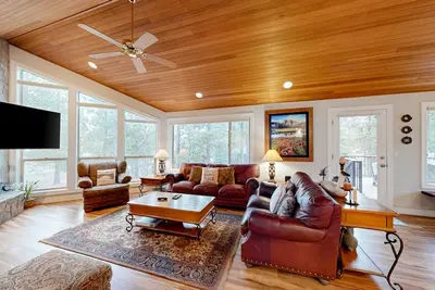 Image de Renovated Sunriver Home with Hot Tub, 2 Primary Suites & Sharc Access
