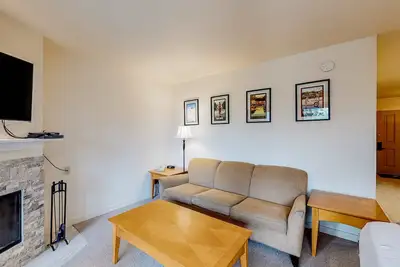 Image de Cozy mountain studio near skiing & town with fast WiFi, shared pools, & patio