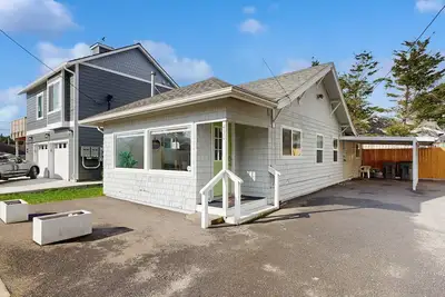 Image de Cozy Seaside Bungalow, Brand New Hot Tub, Fast WiFi & W/D - Walk to the Beach