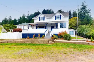 Image de Spacious home with river views, hot tub, covered porch, deck, grill, & W&D