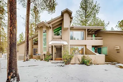 Image de Comfortable condo with shared pool, Sharc passes, trails, and more!