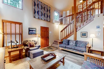 Image de Cabin-style retreat with WiFi, private hot tub, & Sharc access