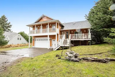 Image de Great home with Ping-Pong table - walk to the beach & Sunset Lake