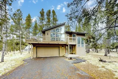 Image de Quiet home with 8 Sharc passes, private hot tub, deck, Ping-Pong, & fireplace
