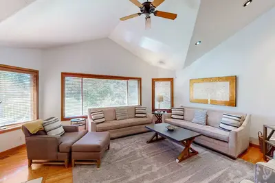 Image de Stunning Home with Sharc Passes, Private Hot Tub, & Woodlands Golf Course Views
