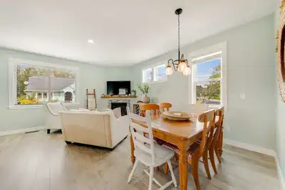 Image de Newer home 1 block from the beach & Prom with fireplace & deck - 2 dogs Ok