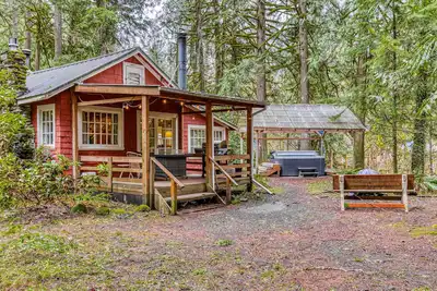 Image de Creek-side cabin with private hot tub & fireplace - near hiking trails & slopes