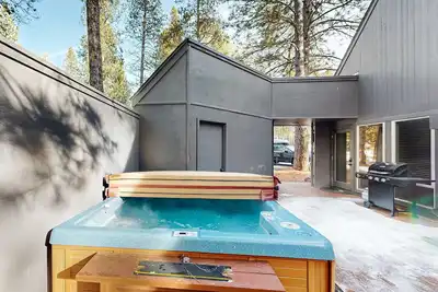 Image de Cozy Dog-Friendly Home with Private Hot Tub, Four Sharc Passes, Close to Village