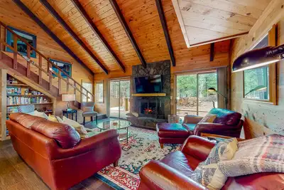 Image de Loft home with private hot tub, deck, grill, fireplace, & 10 Sharc passes