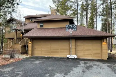 Image de Inviting house with hot tub, game tables, bikes, & partial mountain view