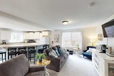 Image de Newly remodeled house w/ entertainment & bikes - walk to the beach