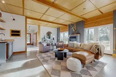 Image de Stylish mountain home featuring pool table, horseshoe pit, and mountain views