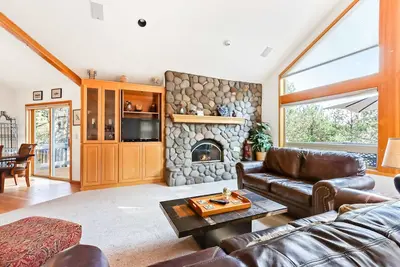 Image de Spacious House with Private Hot Tub, Golf Course Views & Furnished Outdoor Living