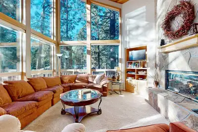 Image de Elegant home with pool, private hot tub, game room, deck & Sharc passes