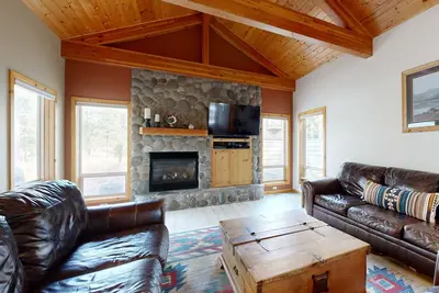 Image de Dog-friendly destination with pool, private hot tub, fireplace & Sharc passes