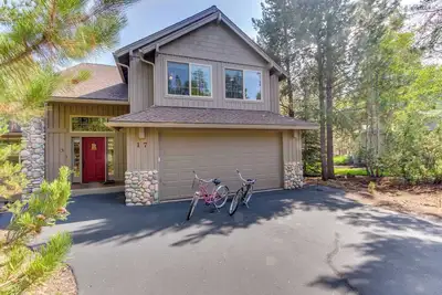 Image de Cozy, dog-friendly home with private hot tub & Sharc access - great location