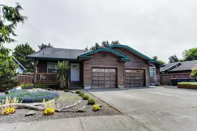 Image de Dog-Friendly Home with Private Hot Tub - Near City Park and Beach Access