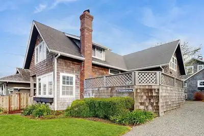 Image de Charming cottage 1 block from the Prom & beach with private deck & Ping-Pong