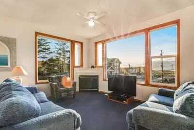 Image de Ocean view home with WiFi, gas fireplaces, private washer&dryer, and foosball