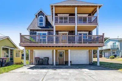 Image de Dog-friendly house near the beach with spectacular views and pool table