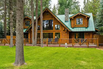 Image de Riverfront log cabin style home with full kitchen, deck, washer & dryer and Wifi