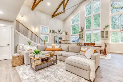 Image de Inviting home with fireplace, sauna, full kitchen, & W&D