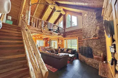 Image de Cozy log cabin with wrap-around porch, Hot tub Loft space, Washer & Dryer