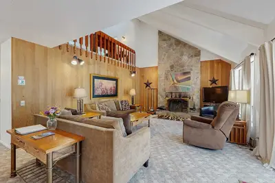 Image de Family-Friendly Home with Sharc Passes & Private Hot Tub