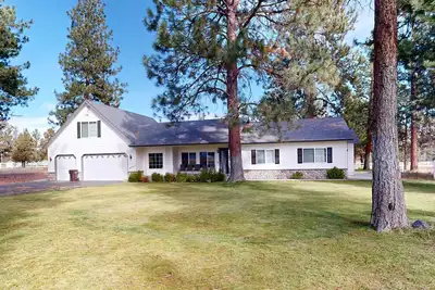 Image de Tree-lined retreat with a hot tub, grill, game room, & W/D - mountain views