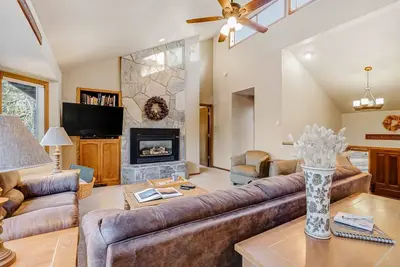 Image de Inviting home with deck, gas grill, hot tub, pools, and Sharc passes