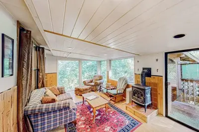 Image de Delightful coastal escape with private hot tub, generous patio, & nature views