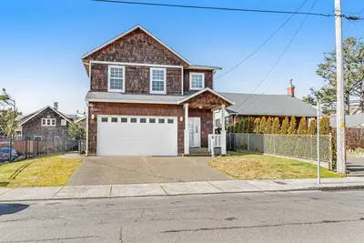 Image de Charming coastal home close to the beach with a fireplace, yard, & W/D