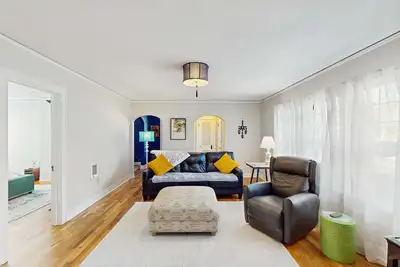 Image de Cozy, vintage home located in quiet eclectic & neighborhood close to downtown.