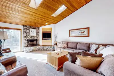 Image de Spacious home with fireplace, private hot tub, Ac, & Sharc passes