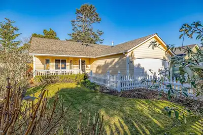 Image de 1. 5 blocks to beach & Prom - Charming home with private hot tub, deck, yard